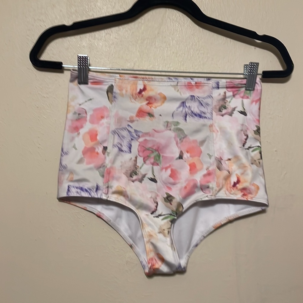 Kortni jeane whimsical floral extended high rise Size Small